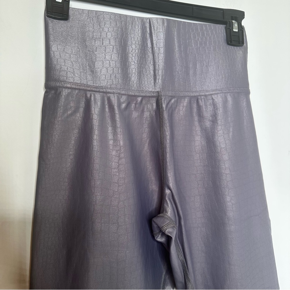 Carbon38 High Rise Full Length Leggings in Crocodile Takara Shine Lynx Grey - Picture 3 of 7